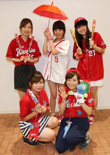 ＜全セ・全パ＞カープ女子の（後列左から）岡田朋子さん、戸田理美子さん、岡本亜弓さん、（前列左から）冨永千尋さん、表優希さん
