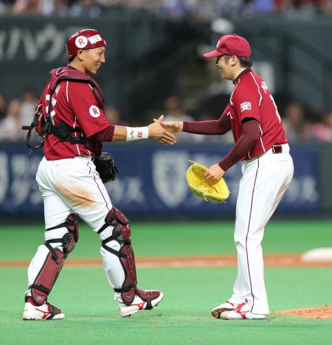 ＜日・楽＞試合後、嶋（左）と笑顔で握手する松井裕
