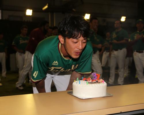 ＜楽・ソ＞２７日に３７歳の誕生日を迎えた後藤は試合前に用意されたケーキのローソクの火を吹き消す