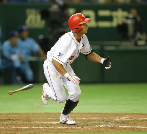 ＜大阪ガス・日本生命＞８回１死一塁、日本生命・高橋は中越えの適時三塁打を放つ