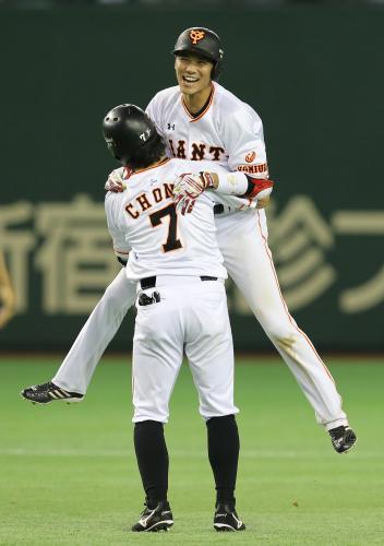 ＜巨・中＞９回１死満塁、サヨナラ打を放った坂本は長野と抱き合って喜ぶ