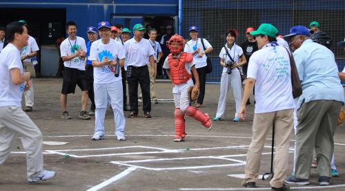 始球式でハンク・アーロン氏（右）に死球を当てあわてて駆け寄る千葉県・森田県知事（左）に笑顔の王会長