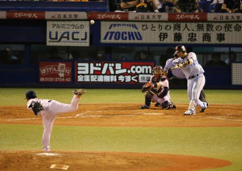 ＜ヤ・巨＞５回２死、村田は右中間へソロ本塁打を放つ