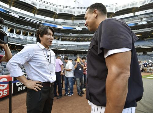ヤンキースタジアムを訪れ、ヤンキースのロドリゲス（右）と話す松井秀喜氏