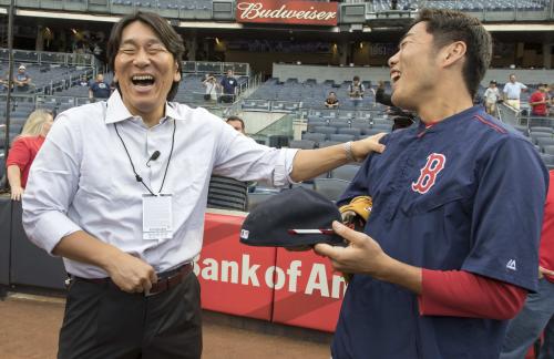 ＜ヤンキース・レッドソックス＞試合前、テレビ解説で訪れた松井秀喜氏（左）はレッドソックス・上原浩治と談笑