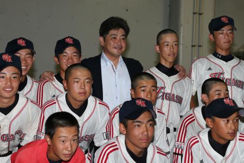 高田東中の選手たちの激励に訪れ、記念撮影に応じるソフトバンク・工藤監督