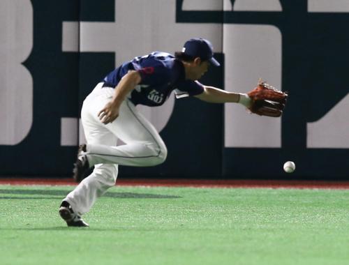 ＜ソ・西＞７回、２死一、二塁の場面で中村晃の飛球を落球する中堅手・秋山