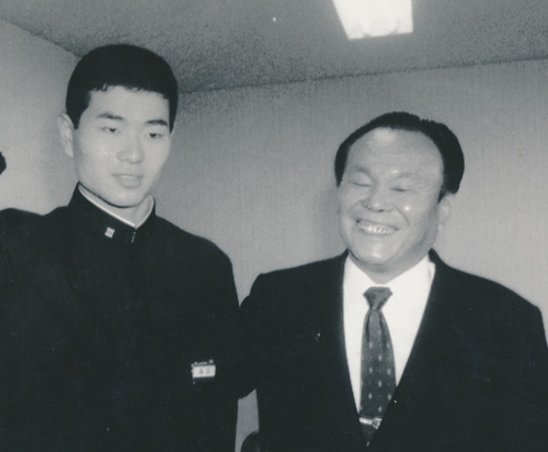 １９８５年１２月、巨人入りが内定したＰＬ学園・桑田（左）と伊藤スカウト