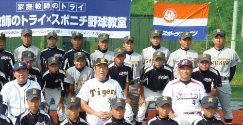 ２０１２年８月、仙台市で開催の「家庭教師のトライ・スポニチ野球教室」で記念写真に納まる東尾氏（左端）と佐藤世那（右端）