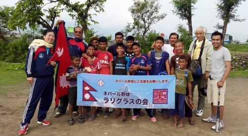 「ネパール野球ラリグラスの会」の小林洋平理事長（左端）と野球教室に参加する子どもたち