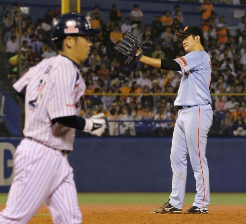 ＜ヤ・巨＞４回２死満塁、ヤクルト・小川（左）に押し出し四球を与え悔しがる巨人先発・菅野