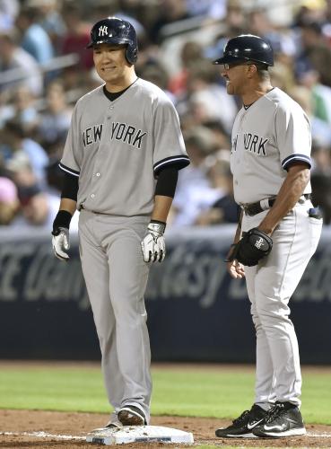 ブレーブス戦の５回、四球を選び一塁上で笑顔を見せるヤンキース・田中（左）