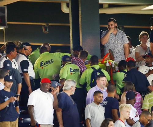 ブレーブス―ヤンキース戦の試合中にファンが４階席から落下。担架で運ばれる男性ファン（ＡＰ）