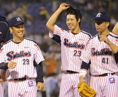 笑顔の（左から）小川、山田、雄平。実りの秋に、最高の「ヤクルトスマイル」を見てみたい