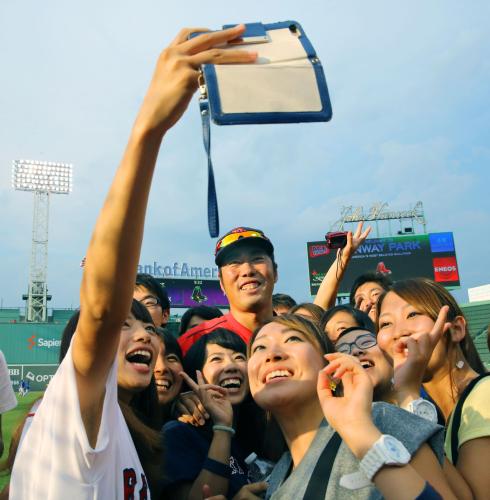 試合前、日本から来た大学生に囲まれて写真に納まるレッドソックス・上原