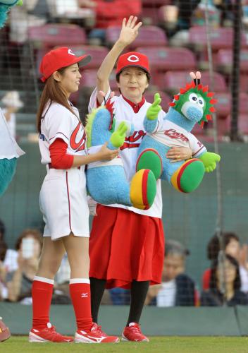 プロ野球の広島―中日戦に「１日ホームランガール」として登場した草田カズヱさん（右）