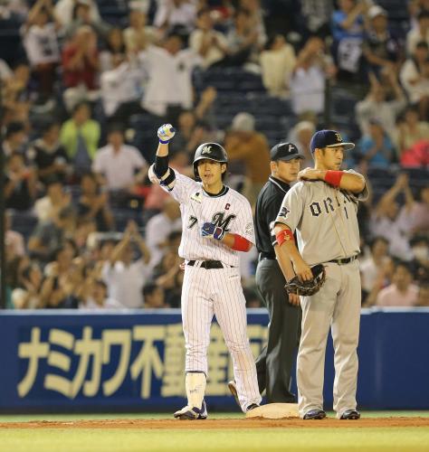 ＜ロ・オ＞８回、２死満塁の場面で鈴木は右中間へ走者一掃の適時三塁打を放ちガッツポーズ