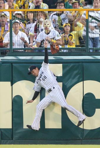 ＜神・広＞延長１２回、田中の打球は本塁打になったように見えるが、ビデオ判定の結果、三塁打となる