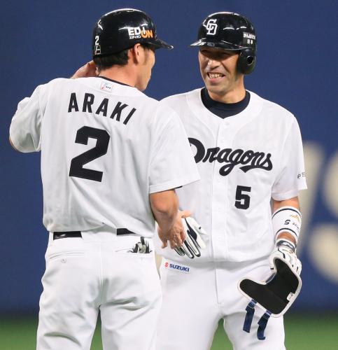 ＜中・ヤ＞８回無死、左中間二塁打を放ち、代走の荒木（左）に笑顔を見せる和田