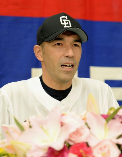 記者会見で現役引退を表明する中日の和田一浩外野手