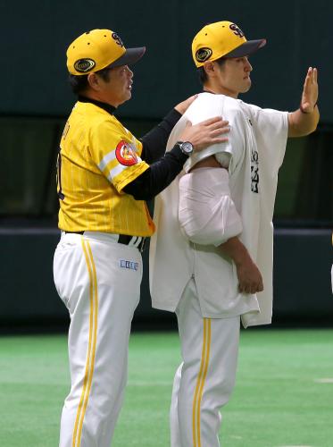 ＜ソ・ロ＞中田（右）の肩を抱き選手を出迎える工藤監督