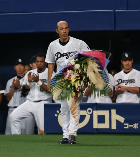 ＜中・神＞５回無死、現役最後の打席を終えた和田は花束を手にファンにあいさつ