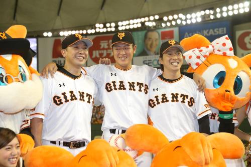 ＜巨・ヤ＞ヒーローインタビューを終えて笑顔の（左から）阿部、岡本、長野