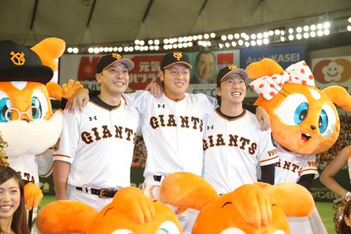 ヒーローインタビューを終え、笑顔の（左から）巨人・阿部、岡本、長野