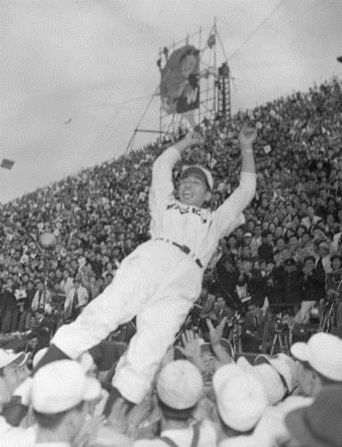 １９６０年１１月１２日、慶早６連戦を制し２０度目の優勝を飾りナインに胴上げされる石井連蔵監督