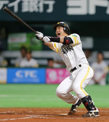 ＜ソ・楽＞４回無死一塁、左越え本塁打を放った松田