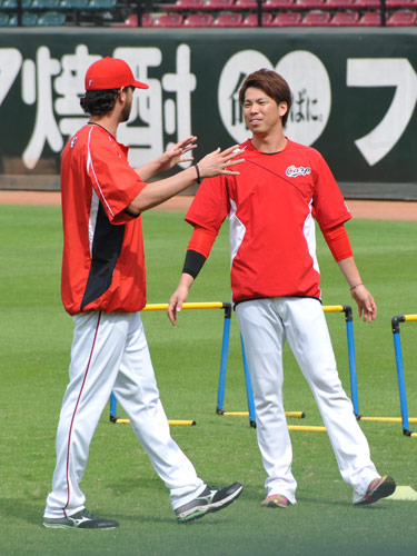 今季ラスト登板を前に練習でジョンソン（左）と談笑する前田健