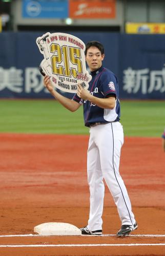 ＜オ・西＞三塁内野安打でシーズン２１５安打の日本新記録を決めた秋山