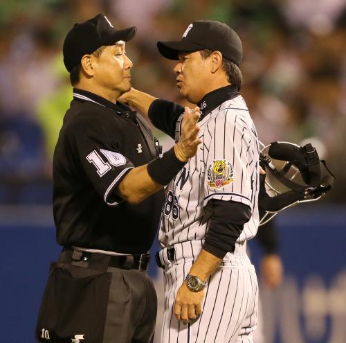 ＜ヤ・神＞２回１死三塁、一塁手・畠山の捕球をめぐって名幸球審（左）に猛抗議する和田監督