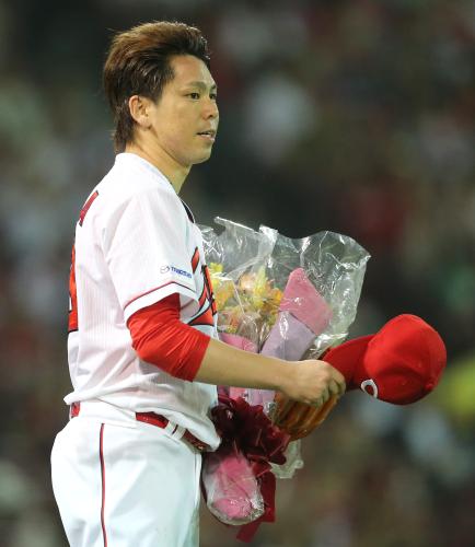 ＜広・中＞５回を投げ終え通算１５００投球回を達成した前田健は、花束を手にファンの声援に帽子をとって応える