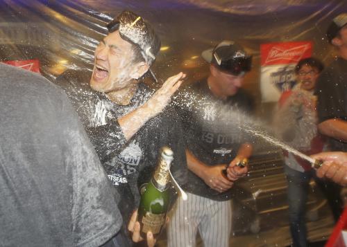 ＜ヤンキース・レッドソックス＞ポストシーズン進出を決め、シャンパン・ファイトで大はしゃぎする田中