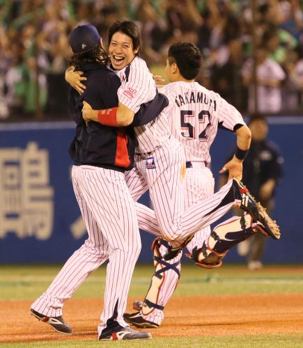 ＜ヤ・神＞サヨナラ勝ちで優勝を決め、バーネット（左）と抱き合って喜ぶ山田