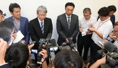 巨人・福田が野球賭博に関わった疑惑があることを受け、取材に応じる調査委員の大鶴委員長（中央左）と宮本氏（同右）