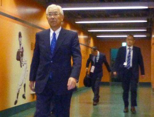 野球賭博問題を選手に説明するため、東京ドームを訪れた巨人の白石興二郎オーナー（左）