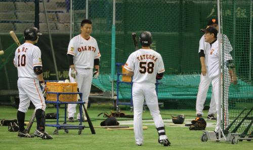 打撃練習をする（左から）阿部、村田、立岡に声をかける原監督