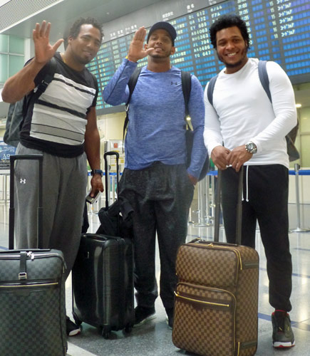 中部国際空港発の便で帰国の途に就いた（左から）ルナ、ナニータ、エルナンデス