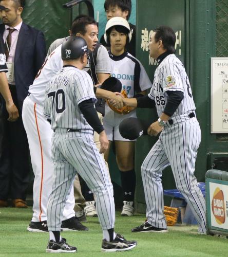 ＜巨・神＞試合後、阪神ベンチに出向き和田監督（右）をねぎらう原監督