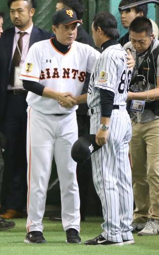 ＜巨・神＞試合後、阪神ベンチに出向き和田監督（右）と握手する原監督