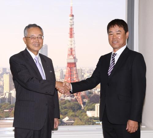 オリックス本社を訪れた福良監督（右）は宮内オーナーと東京タワーを背に握手