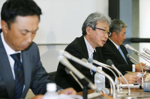 記者会見で、新たに２選手が野球賭博を行っていたと発表するＮＰＢ調査委員会の大鶴基成委員長（中央）。左は宮本慎也委員