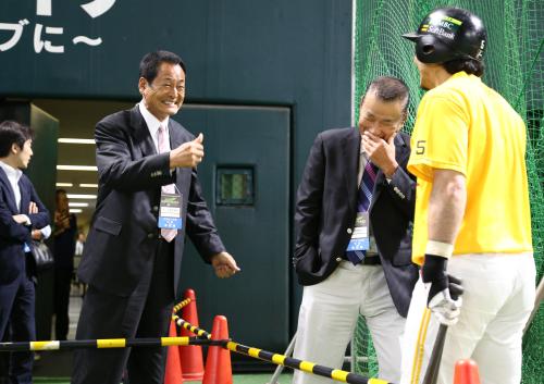 ＜ソ・ヤ＞試合前、松田（右）に向かってサムズアップ・ポーズをする中畑氏
