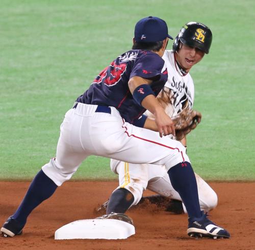 ＜ソ・ヤ＞初回無死一塁、打者・明石の時、一塁走者・福田が二塁盗塁を決める。野手・今浪
