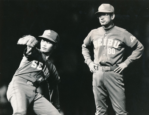 １９８２年４月、工藤（左）の投球を見つめる広岡監督