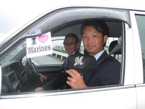 ロッテ６位指名の梅田学園・信楽は山森スカウト（左）と教習車に乗り込み「入団へ、発車オーライ！」