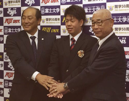 富士大・多和田を中央に手を重ねる鈴木球団本部長（右）と渡辺ＳＤ