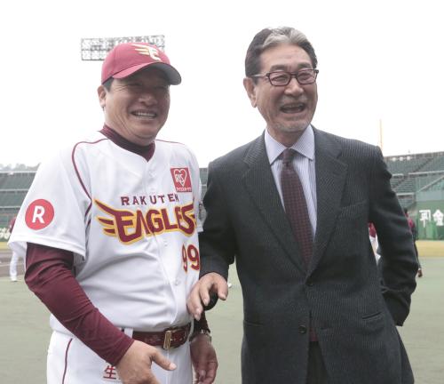 星野球団副会長と笑顔を見せる梨田新監督（左）